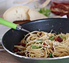 Spaghetti con pomodori secchi (špagety se sušenými rajčaty)