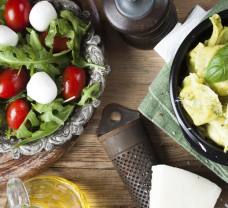 Tortelloni plněné špenátem a ricottou s bazalkovým olejem a sýrem Grana Padano