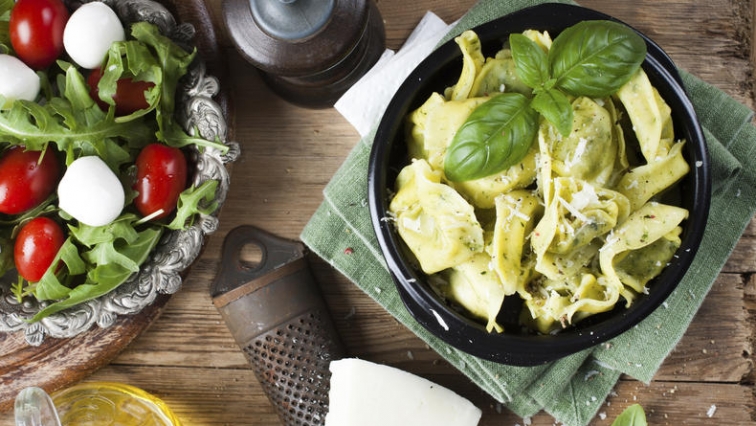 Tortelloni plněné špenátem a ricottou s bazalkovým olejem a sýrem Grana Padano