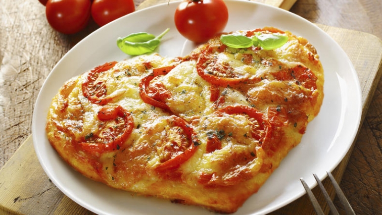 Srdíčková pizza s rajčaty, mozzarellou a oreganem pro malé i velké