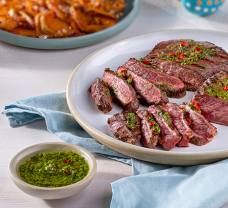 Steak s chimichurri omáčkou, pečenými batáty a se salátem z pečené řepy, kadeřávku a mandlí