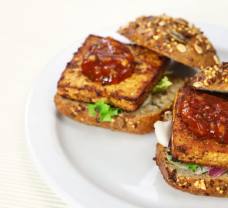 Veganský tofu sendvič s barbecue omáčkou