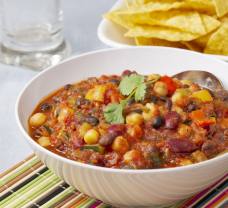 Veganské chilli s cuketou, cizrnou a červenými fazolemi