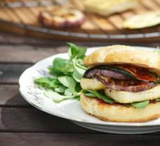 Videorecept: vegetariánský burger s tofu v bezlepkových brioškách