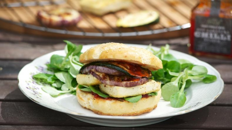 Videorecept: vegetariánský burger s tofu v bezlepkových brioškách