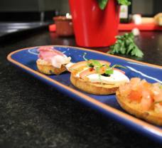 Bruschetta na 3 způsoby: prosciutto, caprese a rajčatová