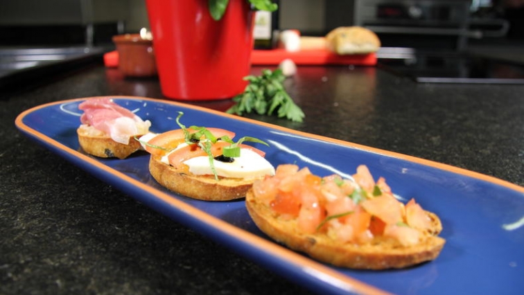 Bruschetta na 3 způsoby: prosciutto, caprese a rajčatová