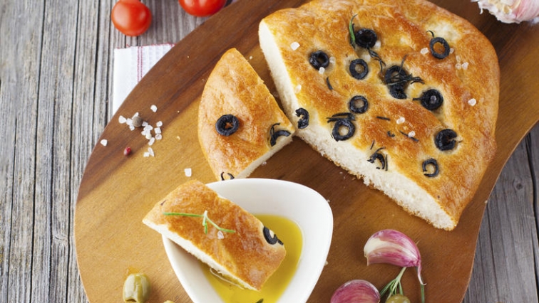 Focaccia  s česnekem a olivami