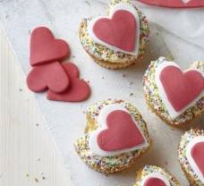 Valentýnské cupcakes s fondánovými srdíčky