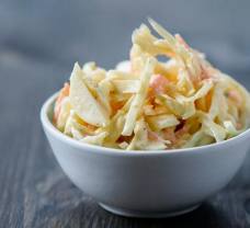 Coleslaw, který nesmí chybět na žádné grilovačce