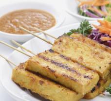 Grilované tofu s omáčkou satay