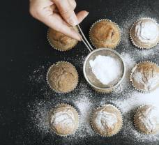 Muffiny bez lepku sypané cukrem