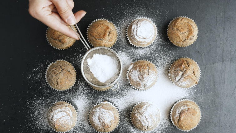 Muffiny bez lepku sypané cukrem