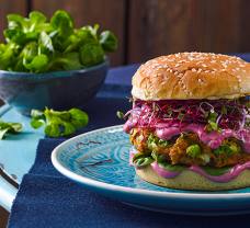 Vegetariánský burger s omáčkou z červené řepy a pasty tahini