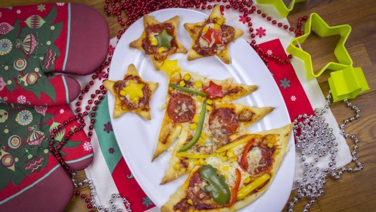 Vánoční vykrajovaná pizza s oblíbenými přísadami