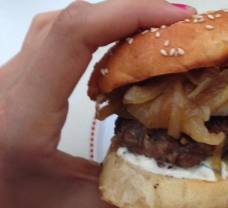 Burger s hovězím masem, cibulovým chutney a syrečkem