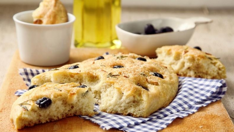 Focaccia s olivami parmazánem a bylinkami