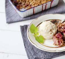 Jahodový crumble s rychlou oříškovou zmrzlinou