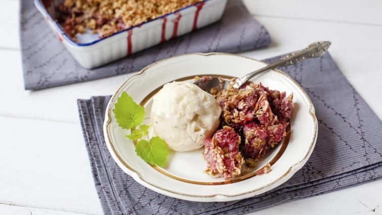 Jahodový crumble s rychlou oříškovou zmrzlinou