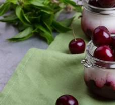 Jednoduchá vanilková panna cotta s třešněmi