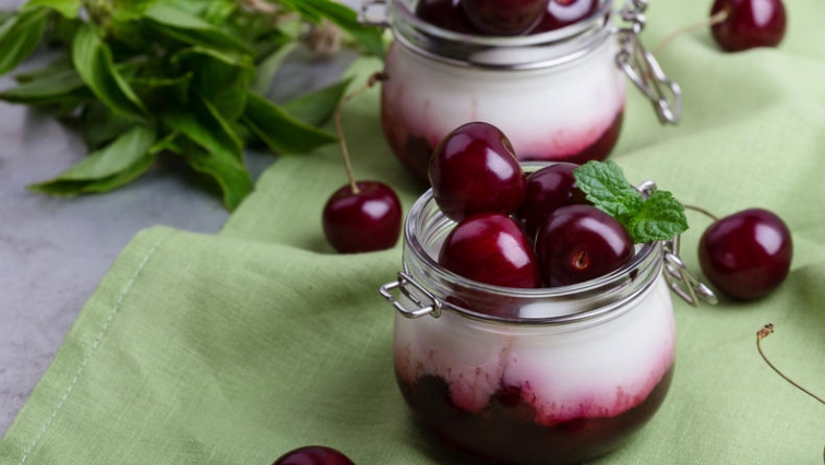 Jednoduchá vanilková panna cotta s třešněmi